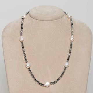 Girocollo in Ematite Grigia e Perle Barocche Bianche Chiusura in Oro 18 kt - The 7 Pearls Necklace