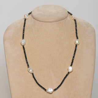 Girocollo in Ematite Nera e Perle Barocche Bianche Chiusura in Oro 18 kt - The 7 Pearls Necklace
