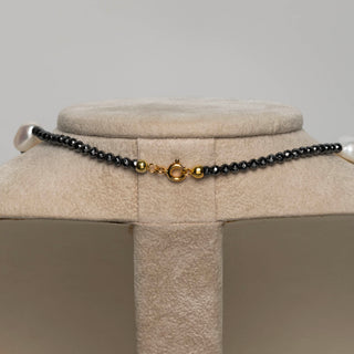 Girocollo in Ematite Nera e Perle Barocche Bianche Chiusura in Oro 18 kt - The 7 Pearls Necklace