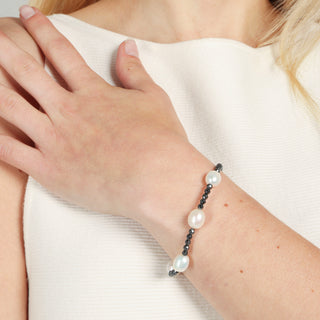 Bracciale in Ematite Nera e Perle Barocche Bianche, Chiusura in Oro 18kt - The Five Pearls Bracelet