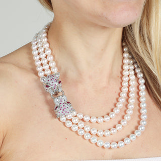 Collana a 3 fili di Perle Giapponesi con Chiusura Pantere in Oro 18kt, Brillanti e Rubini