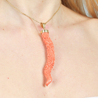 Ciondolo Corno Portafortuna in Corallo Inciso – Oro Giallo 18KT