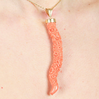 Ciondolo Corno Portafortuna in Corallo Inciso – Oro Giallo 18KT