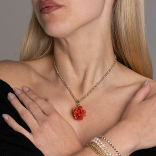 Ciondolo / Spilla con Rosa in Corallo Rosso Naturale e Oro 18 KT