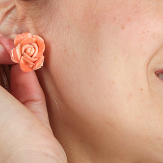 Orecchini a Lobo in Corallo Rosa Naturale a Forma di Rosa Inciso a Mano con Oro 18 KT