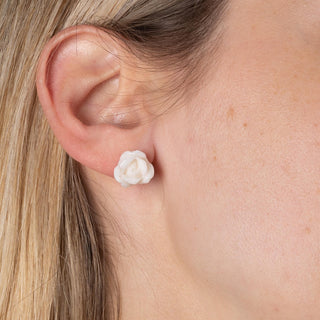 Orecchini a Lobo in Corallo Bianco a Forma di Rosa Incisi a Mano con Back in Oro 18 KT