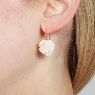 Orecchini Pendenti in Corallo Bianco Inciso a Mano a Forma di Rosa con Oro 18 KT