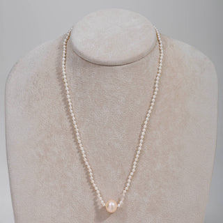 White Pearl Necklace with Central Pink Pearl and 18KT Gold Clasp