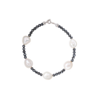 Bracciale in Ematite Nera e Perle Barocche Bianche, Chiusura in Oro 18kt - The Five Pearls Bracelet