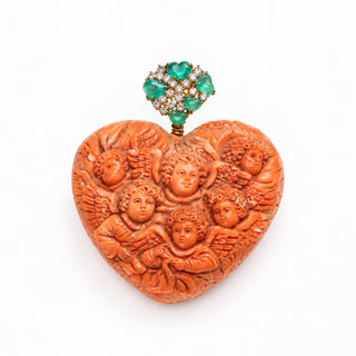 Ciondolo Cuore in Corallo con Putti, Smeraldi Cabochon e Diamanti – Collezione One Of a Kind