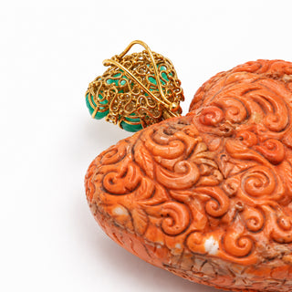 Ciondolo Cuore in Corallo con Putti, Smeraldi Cabochon e Diamanti – Collezione One Of a Kind