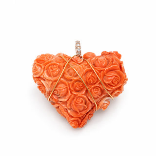 Ciondolo Cuore in Corallo Inciso a Mano con Oro 18 kt e Diamanti Brown 1,50 ct – Collezione One Of a Kind