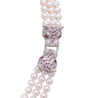 Collana a 3 fili di Perle Giapponesi con Chiusura Pantere in Oro 18kt, Brillanti e Rubini