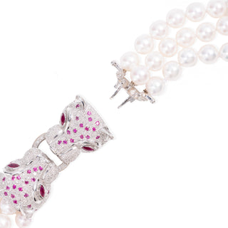 Collana a 3 fili di Perle Giapponesi con Chiusura Pantere in Oro 18kt, Brillanti e Rubini