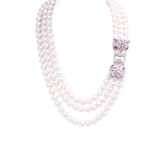 Collana a 3 fili di Perle Giapponesi con Chiusura Pantere in Oro 18kt, Brillanti e Rubini