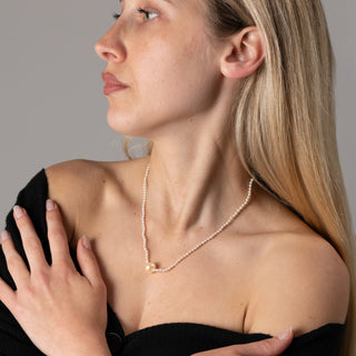 White Pearl Necklace with Central Pink Pearl and 18KT Gold Clasp