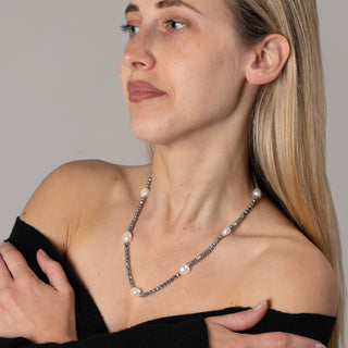 Girocollo in Ematite Grigia e Perle Barocche Bianche Chiusura in Oro 18 kt - The 7 Pearls Necklace