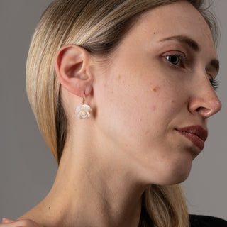 Orecchini Pendenti in Corallo Bianco Inciso a Mano a Forma di Rosa con Oro 18 KT
