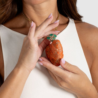 Ciondolo Cuore in Corallo con Putti, Smeraldi Cabochon e Diamanti – Collezione One Of a Kind