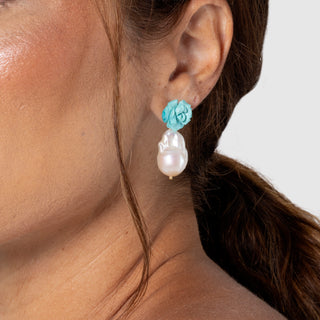 Orecchini perla barocca e rosa in turchese con gancio in oro 18 kt – Flower power