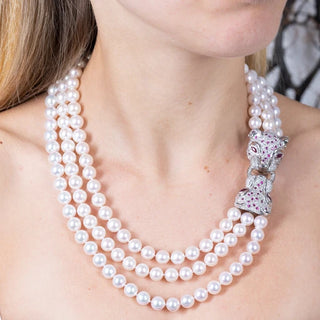 Collana a 3 fili di Perle Giapponesi con Chiusura Pantere in Oro 18kt, Brillanti e Rubini